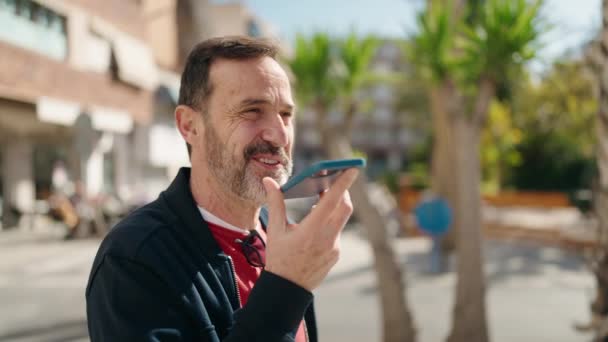 Uomo Mezza Età Sorridente Fiducioso Parlando Sullo Smartphone Strada — Video Stock
