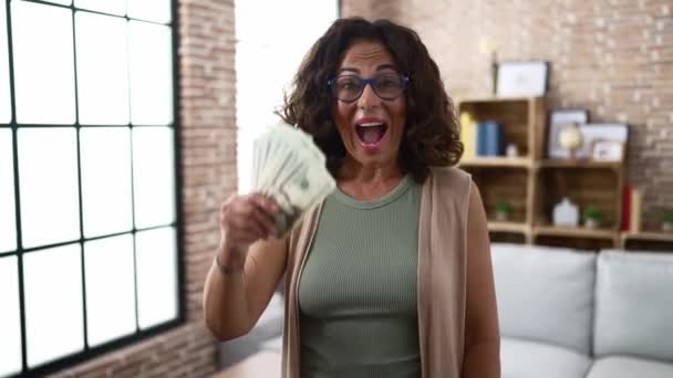 Middle Age Hispanic Woman Holding Dollars Banknotes — Stok video