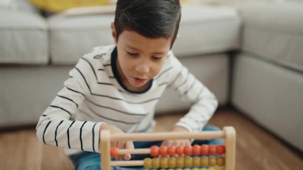 Чарівний Іспаномовний Хлопчик Грає Комахою Сидячи Підлозі Вдома — стокове відео