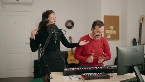 Man Woman Musicians Singing Song Music Studio — Vídeos de Stock