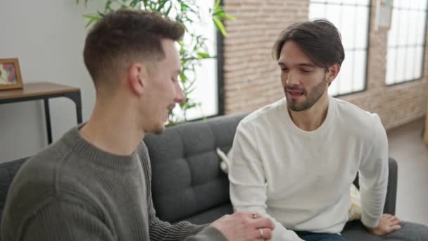 Zwei Männer Pärchen Lächeln Zuversichtlich Mit Verlobungsantrag Hause — Stockvideo