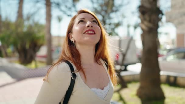 Joven Pelirroja Sonriendo Confiada Mirando Cielo Parque — Vídeos de Stock