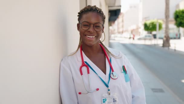 Femme Afro Américaine Médecin Souriant Confiant Debout Dans Rue — Video