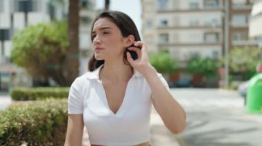 Sokakta kendine güvenen genç İspanyol kadın gülümsüyor