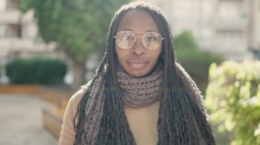 Afrikalı kadın kendini parka göstererek gülümsüyor.