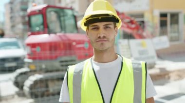 Genç İspanyol mimar parkta kendine güvenerek gülümsüyor.