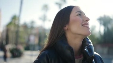 Sokakta kendine güvenen güzel İspanyol bir kadın.