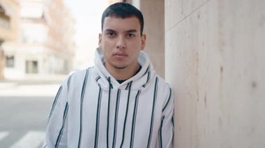 Sokakta kendine güvenen genç adam gülümsüyor