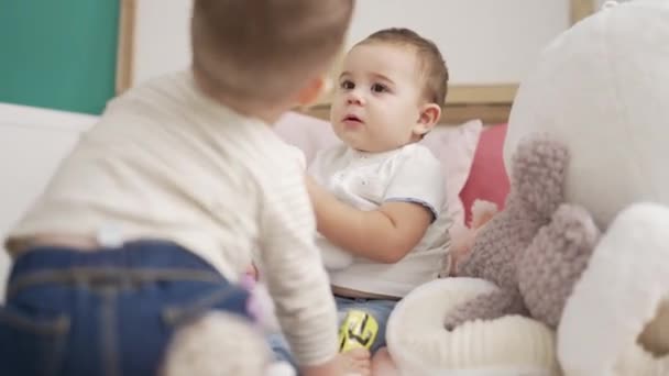 Två Bedårande Småbarn Som Sitter Sängen Och Leker Sovrummet — Stockvideo
