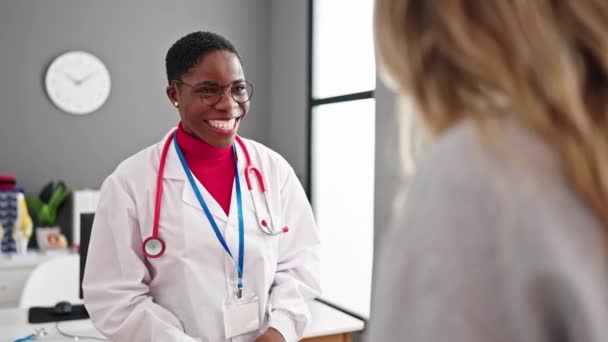 Αφροαμερικανή Γιατρός Σφίγγει Χέρι Και Μιλάει Ασθενή Στην Κλινική — Αρχείο Βίντεο