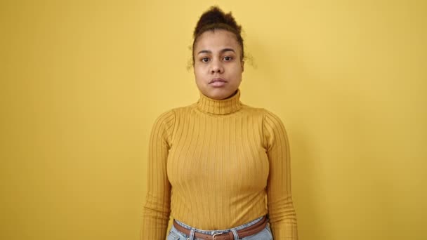Jovem Afro Americana Com Expressão Chata Sobre Fundo Amarelo Isolado — Vídeo de Stock