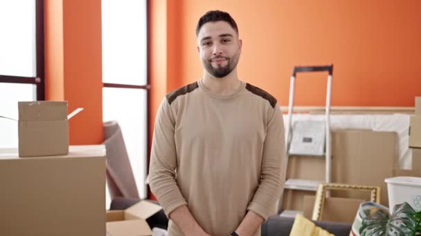 Jonge Arabier Man Glimlacht Vol Vertrouwen Staand Met Armen Gekruist — Stockvideo