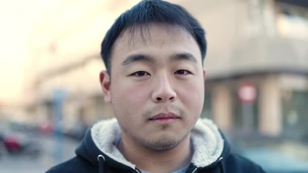Junger Chinese Steht Mit Ernster Miene Auf Der Straße — Stockvideo