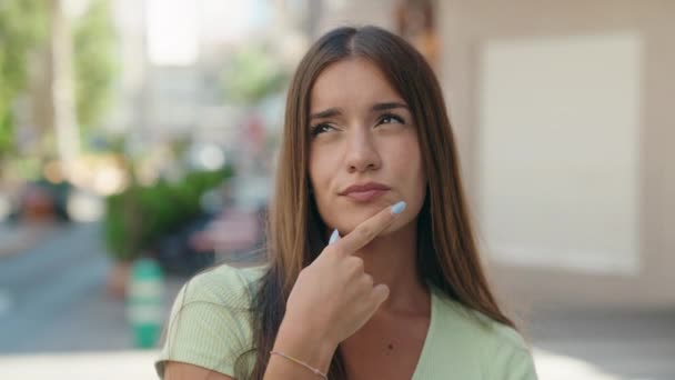 Jonge Mooie Spaanse Vrouw Staat Met Twijfel Uitdrukking Straat — Stockvideo