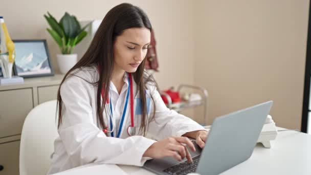 Jovem Bela Mulher Hispânica Médico Usando Laptop Trabalhando Clínica — Vídeo de Stock