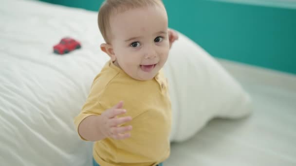 Αξιολάτρευτο Ισπανόφωνο Μωρό Παίζει Αυτοκίνητο Στέκεται Στο Υπνοδωμάτιο — Αρχείο Βίντεο