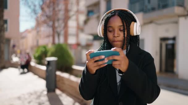 Молодая Африканская Американка Улыбается Уверенно Играя Видеоигры Улице — стоковое видео