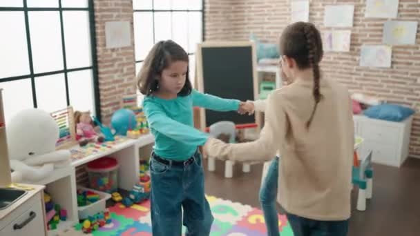 幼稚園で一緒に踊る子供たちのグループ — ストック動画