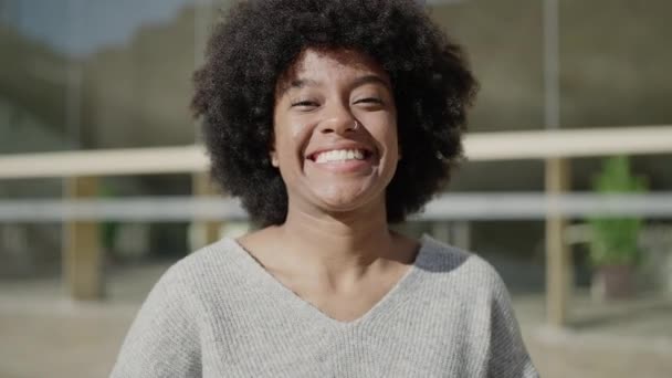 Afro Amerikalı Kadın Gülümseyerek Caddede Kendine Güveniyor — Stok video