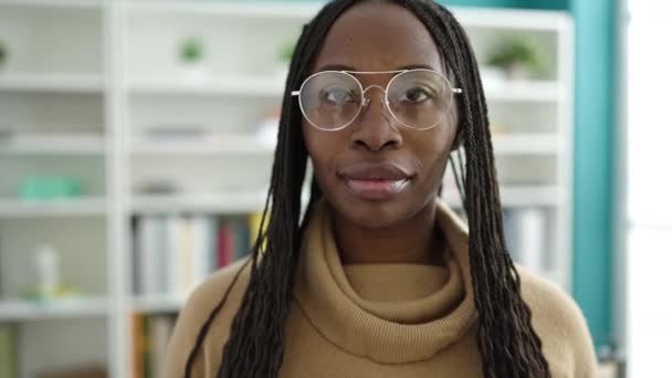 Wanita Afrika Tersenyum Percaya Diri Perpustakaan Universitas — Stok Video