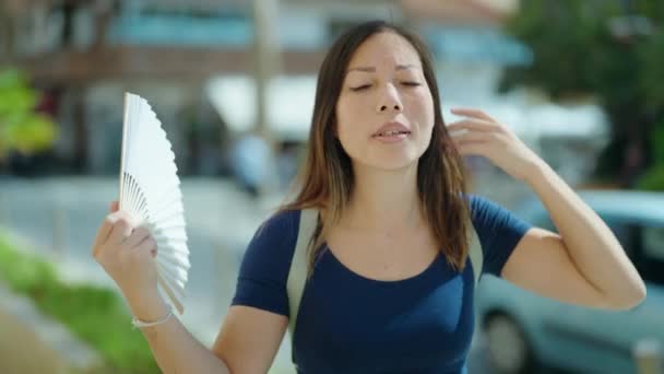 Ung Asiatisk Kvinna Som Använder Handfläkt Lider För Varmt Gatan — Stockvideo