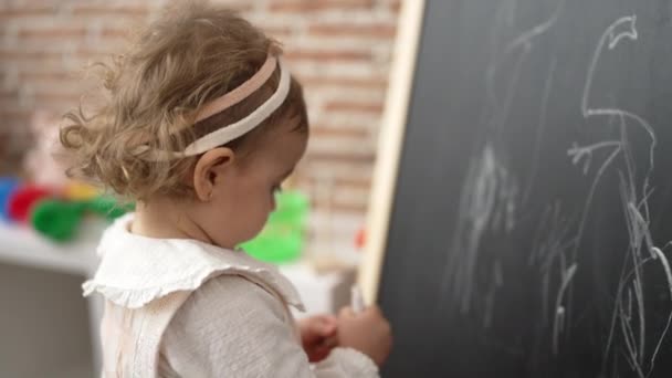 可敬的高加索女孩 站在幼儿园的黑板上画画 — 图库视频影像