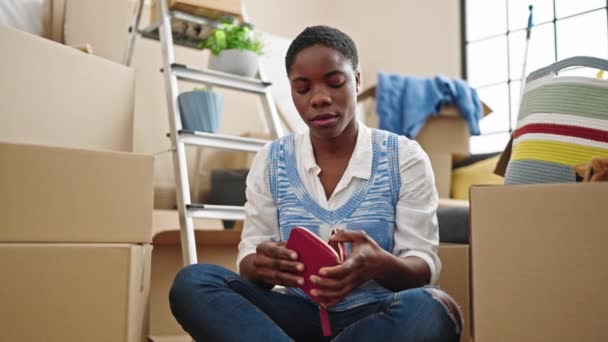 Afroamericano Donna Mostrando Vuoto Portafoglio Nuova Casa — Video Stock