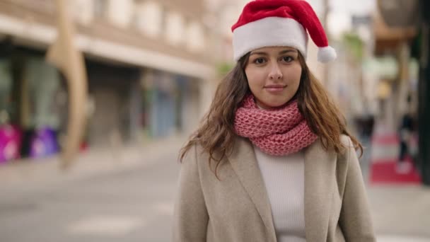 Sokakta Kendine Güvenen Genç Bir Kadın Noel Şapkası Takıyor — Stok video