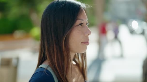 Junge Asiatin Lächelt Selbstbewusst Auf Der Straße — Stockvideo
