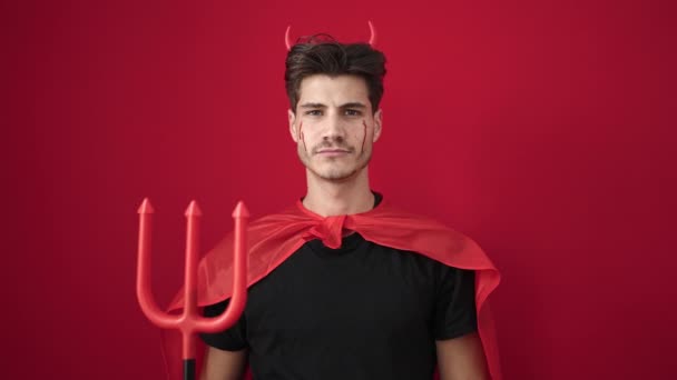 Kırmızı Arka Planda Mızraklı Şeytan Kostümü Giyen Spanyol Genç Adam — Stok video