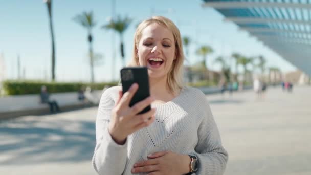 Ung Blond Kvinna Ler Säker Titta Video Smartphone Parken — Stockvideo