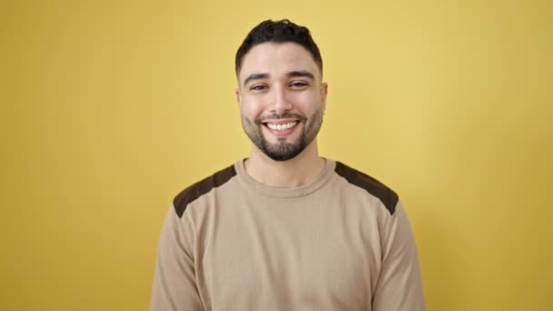 Pemuda Arab Tersenyum Percaya Diri Berdiri Atas Latar Belakang Kuning — Stok Video