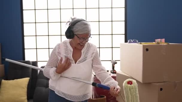 Mujer Pelo Gris Mediana Edad Cantando Canción Usando Rodillo Pintura — Vídeos de Stock