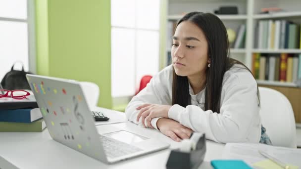 Jovem Bela Mulher Hispânica Estudante Cansado Usando Laptop Estudando Sala — Vídeo de Stock