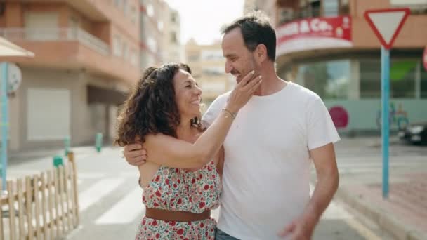 Hombre Mujer Pareja Abrazándose Caminando Calle — Vídeo de stock