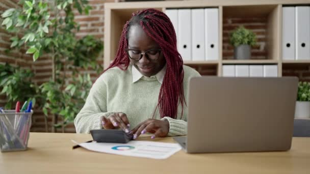 Mulher Africana Com Cabelo Trançado Trabalhando Usando Laptop Calculadora Escritório — Vídeo de Stock