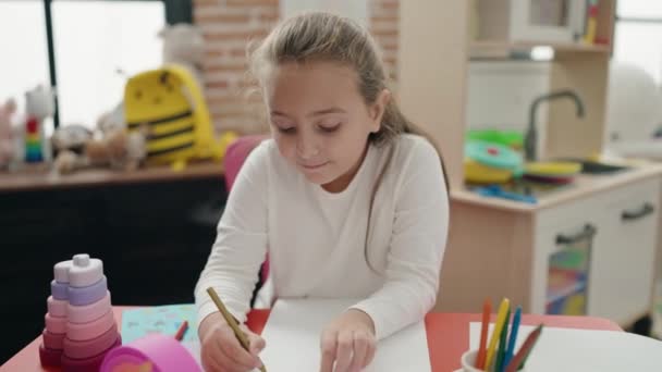 Rozkošná Hispánská Dívka Student Sedí Stole Kreslení Papíře Třídě — Stock video