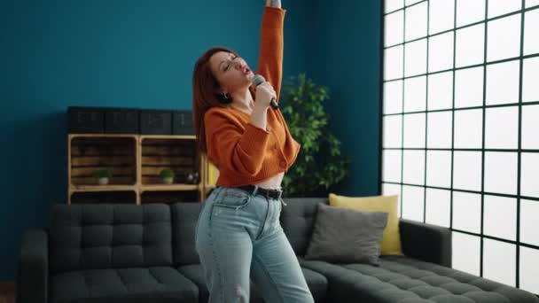 Genç Kızıl Saçlı Kadın Evde Şarkı Söylüyor — Stok video