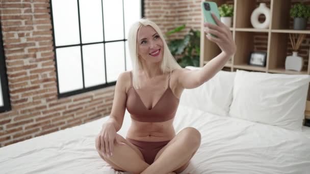 Young Blonde Woman Wearing Lingerie Make Selfie Smartphone Bedroom — Stok video