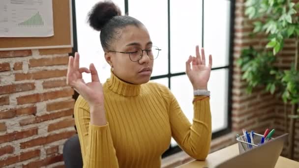 Νεαρή Αφροαμερικανίδα Επιχειρηματίας Που Κάνει Γιόγκα Στο Γραφείο — Αρχείο Βίντεο