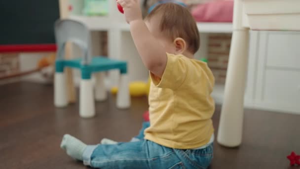 Bedårande Hispanic Baby Leende Säker Avslappnad Mor Händer Dagis — Stockvideo