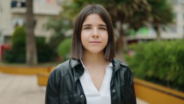 Joven Mujer Hispana Sonriendo Confiada Usando Cámara Profesional Parque — Vídeo de stock