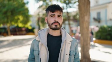 Yüzünde ciddi bir ifade olan İspanyol genç adam parkın haritasına bakıyor.