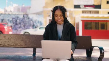 Genç Afro-Amerikalı kadın gülümsüyor.