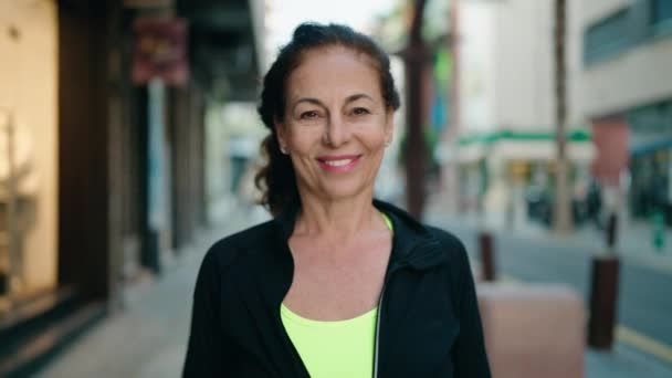 Middle Age Woman Wearing Sportswear Smiling Confident Standing Arms Crossed — Vídeo de stock