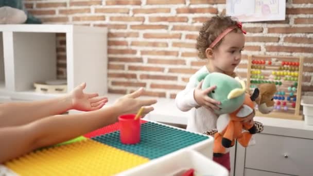 Liebenswertes Kaukasisches Mädchen Spielt Mit Puppen Die Kindergarten Stehen — Stockvideo