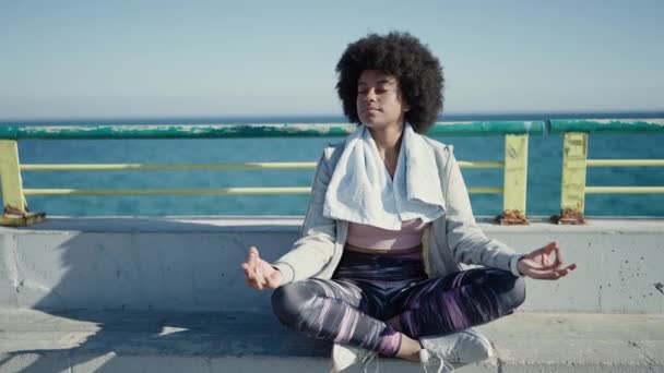 African American Woman Wearing Sportswear Doing Yoga Exercise Seaside — Stock Video