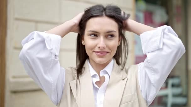 Young Beautiful Hispanic Woman Smiling Confident Combing Hair Hands Street — Vídeos de Stock