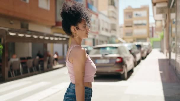 Jeune Femme Hispanique Souriante Confiante Debout Avec Les Bras Croisés — Video