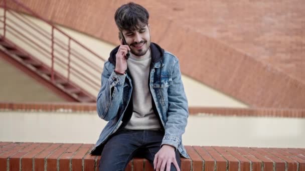 Młody Hiszpan Rozmawia Przez Telefon Ulicy — Wideo stockowe